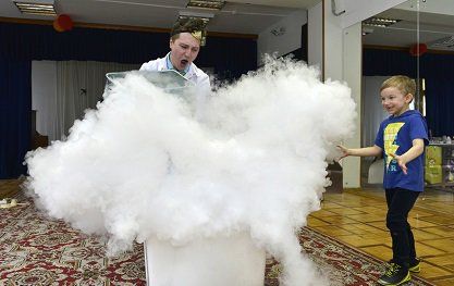 НАУКОМАНИЯ - Шоу с сухим льдом в Европейской Гимназии!